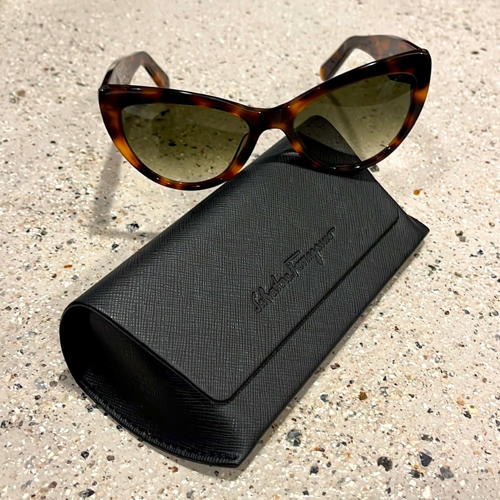 SALVATORE FERRAGAMO MARCHON CAT EYE SUNGLASSES FAUX TORTOISE SHELL NEW WITH CASE